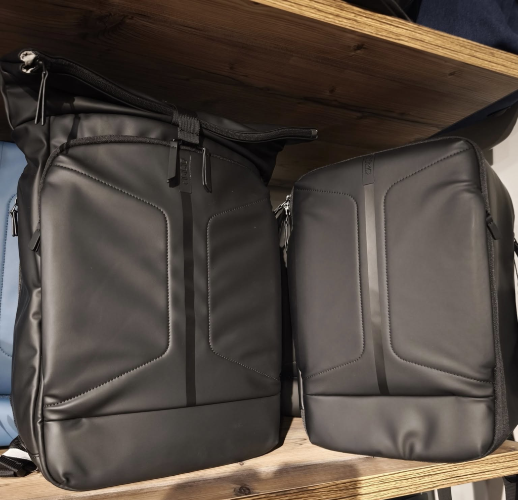 Sacs à dos noirs urbains et pratiques exposés sur une étagère de notre boutique de sacs et accessoires.