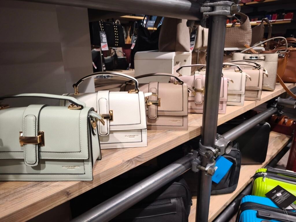 Etagère de sac a main chic avec fermeture métallisée en présentation dans la boutique de Lanester