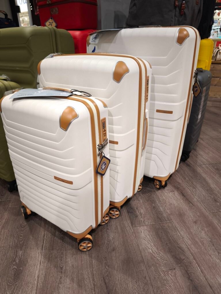 Valises en présentation dans la boutique à Lanester